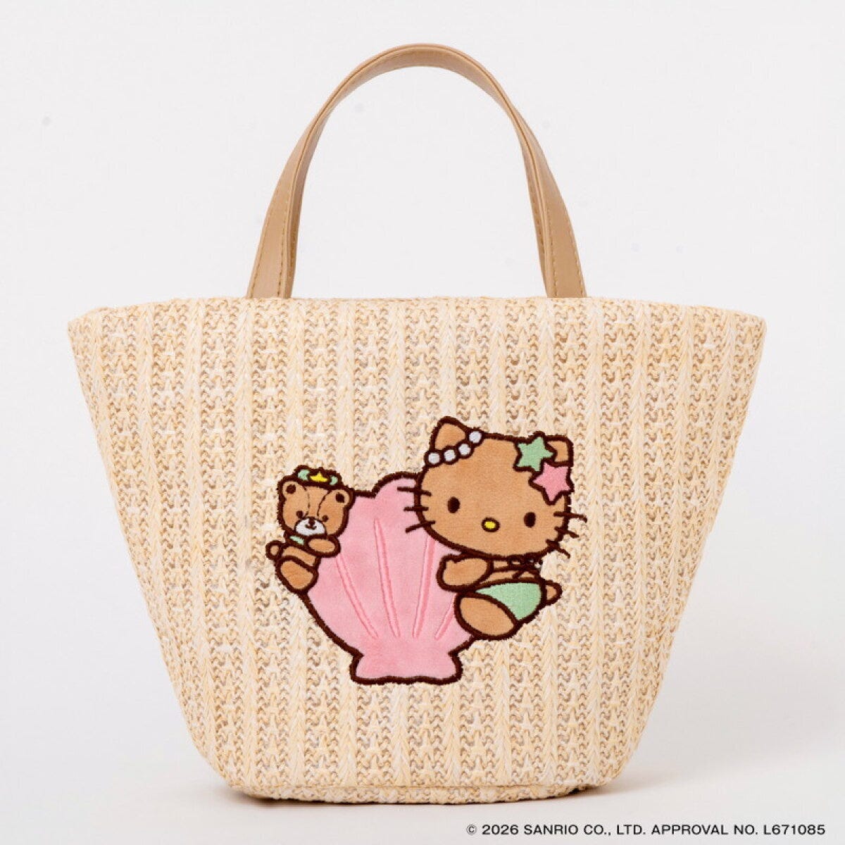 ハローキティとタイニーチャムが貝殻を抱きしめる刺繍が施されたベージュのかごバッグ ハローキティとタイニーチャムが貝殻を抱きしめる刺繍が施されたベージュのかごバッグ