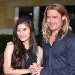 (左から)篠原涼子、ブラッド・ピット