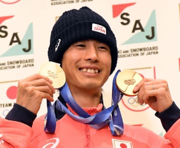 堀島行真 銀メダル獲得に妻・輝紗良さんの助言「的確なアドバイスで落ち着いてスタートできた」 後ろ向きゴールは「想定外。人生で初めて」