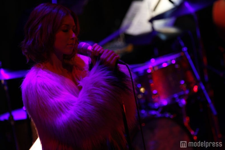 「MTV Unplugged」に出演したBENI