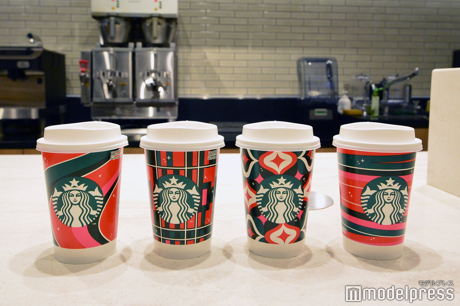 ホリデービバレッジには限定デザインカップを使用（C）モデルプレス