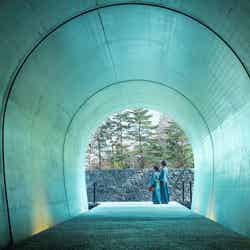 トンネルを抜けると、草津温泉街へつながる(提供写真)