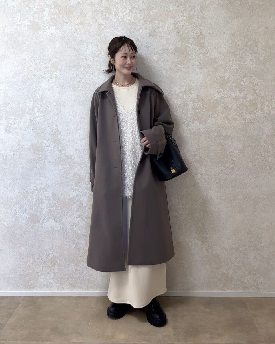 GUコージーメルトンバルマカーンコートとアイボリーワントーンコーデ