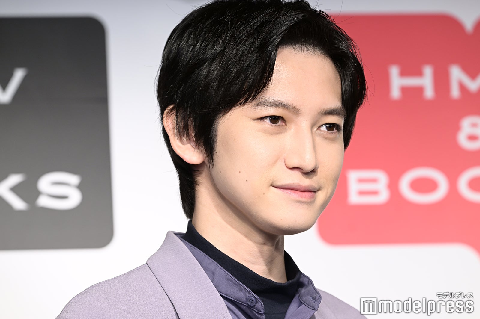 キスマイ千賀健永“同級生”本郷奏多が個展訪問 高校時代のエピソード明かす「懐かしい気持ちになりました」