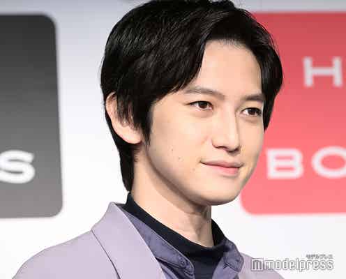 キスマイ千賀健永“同級生”本郷奏多が個展訪問 高校時代のエピソード明かす「懐かしい気持ちになりました」