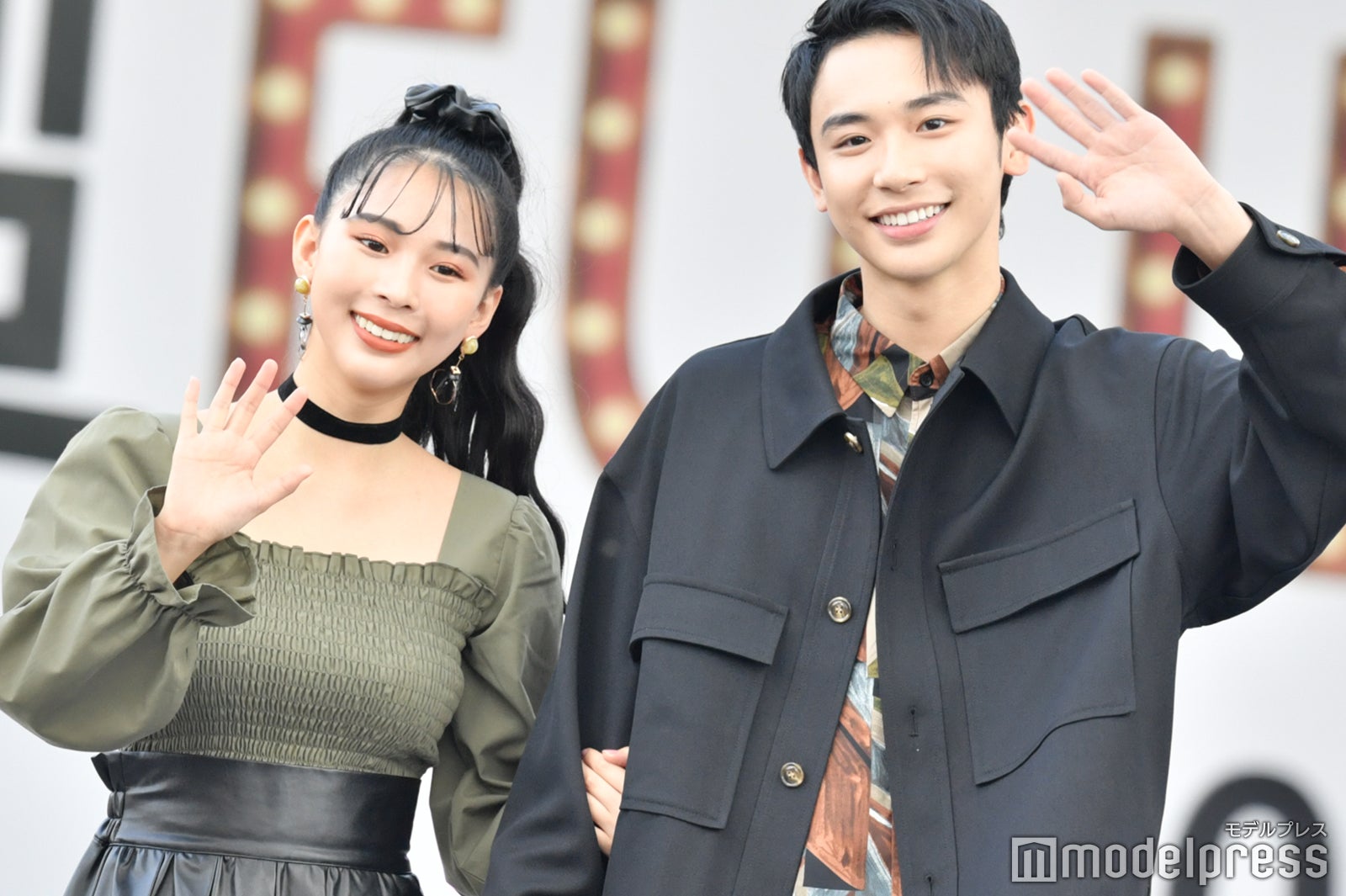 “オシャレすぎる姉弟”よしあき＆ミチ、腕組みランウェイで笑顔振りまく＜超 FUJI-Q！2020 ～超十代の秋まつり～＞