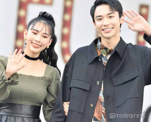 “オシャレすぎる姉弟”よしあき&ミチ、腕組みランウェイで笑顔振りまく<超 FUJI-Q!2020 ~超十代の秋まつり~>