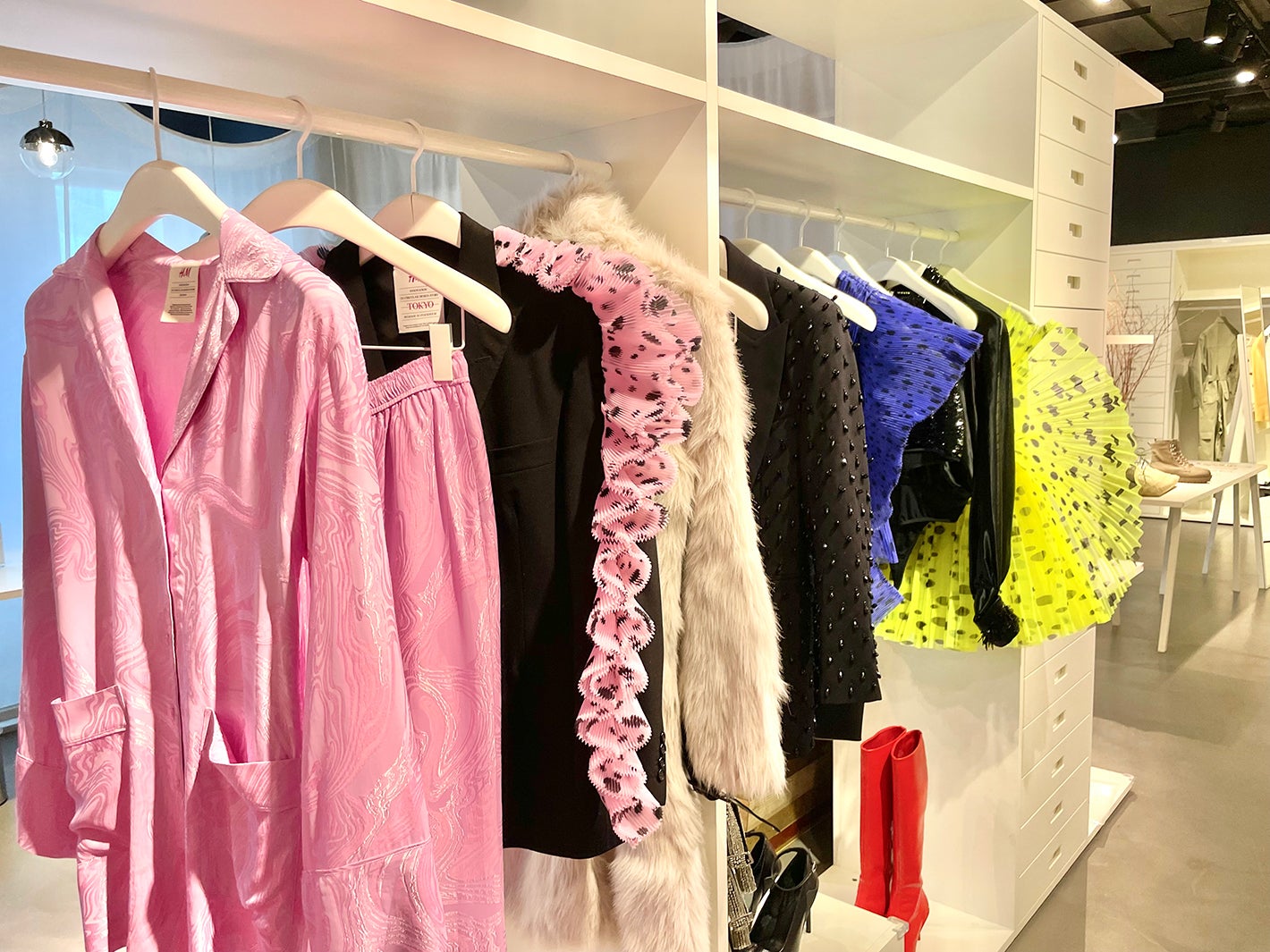 “ボールドカラー”のアイテムが並ぶ／「H＆M」ショールーム（提供写真）