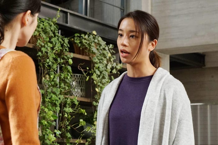 真飛聖、高橋メアリージュン/「隣の家族は青く見える」第7話より(C)フジテレビ