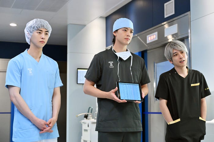 キム・ムジュン、竹内涼真、二宮和也「ブラックペアン シーズン2」第5話より(C)TBS