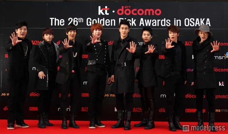 SUPER JUNIOR（左から：シンドン、リョウク、イェソン、キュヒョン、シウォン、ソンミン、ドンヘ、ウニョク）