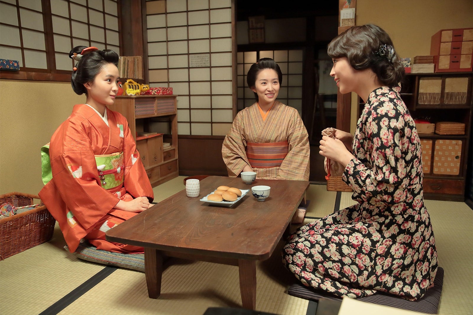 徳永えり（中央）、てん（葵わかな／左）に終生付き従う元女中のトキ役を好演／「わろてんか」（C）NHK