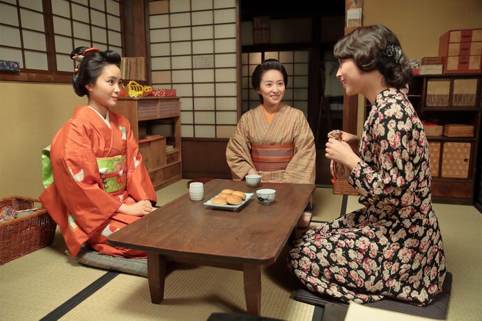 徳永えり(中央)、てん(葵わかな/左)に終生付き従う元女中のトキ役を好演/「わろてんか」(C)NHK