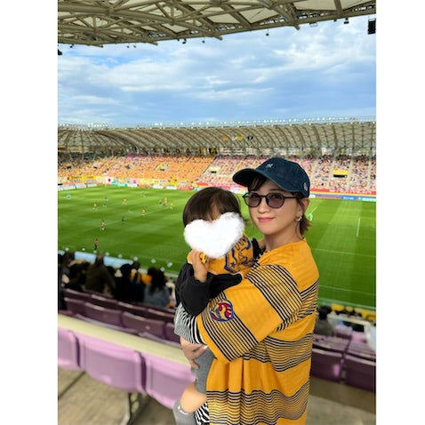 仙台在住・小松彩夏、1歳愛息子とサッカー観戦「終始ご機嫌で一緒に楽しんでくれました」 