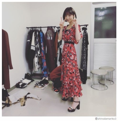 篠田麻里子、ほっそりウエストに注目集まる