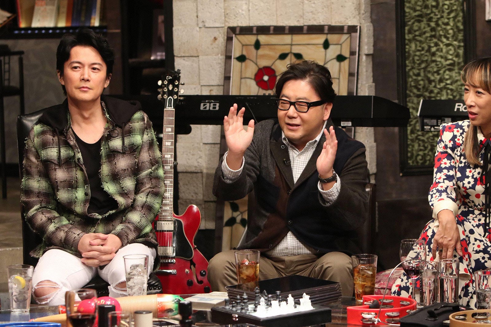 『「天海祐希・石田ゆり子のスナックあけぼの橋」×福山雅治「ウタフクヤマ」合体新年会SP』より（C）フジテレビ