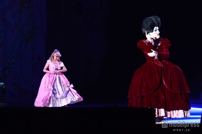 「ディズニー・オン・アイス」シンデレラ、継母