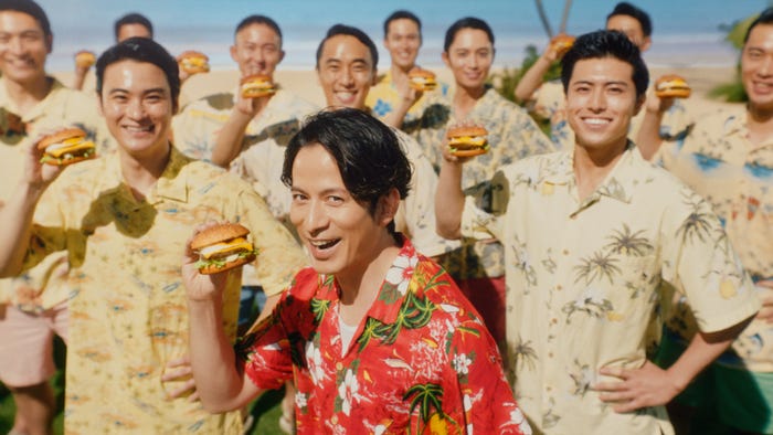 岡田准一/新テレビCM「アツイぜ!ハワイアンバーガーズ篇」より(提供写真)