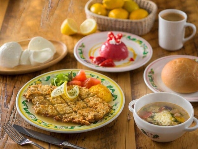 「カフェ・ポルトフィーノ」の東京ディズニーシー20周年スペシャルセット2800円。牛サーロインのカツレツやミニーマウスのリボンが付いたデザートなど