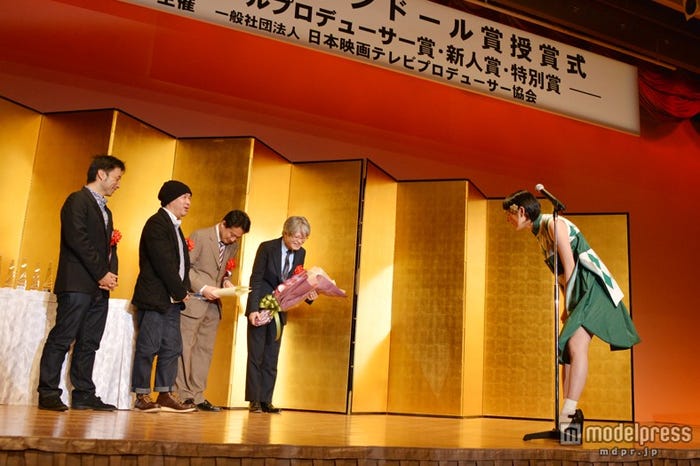 右:ヒロイン・天野アキ(能年玲奈)