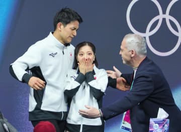 りくりゅうペア ブルーノコーチも世界最高の演技でシンクロ 秘蔵映像をIOCが公開 涙で抱き合うタイミングが同じ「よく撮影してたなぁ」「何回見ても泣ける」