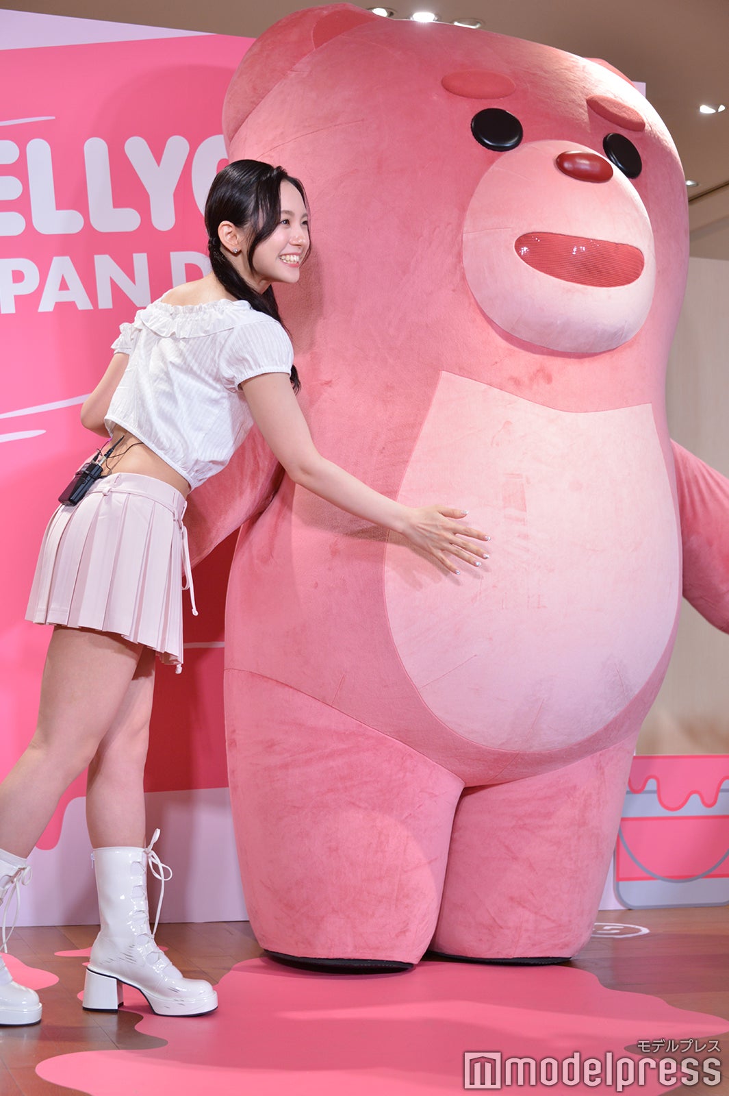 ベリゴムのお腹をチェックするマシロ（C）モデルプレス