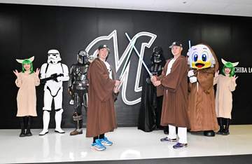 ロッテ スター・ウォーズナイト開催 広池「生ダース・ベイダー、怖かった」寺地はライトセーバーを手に打撃開眼「期待しています」登場キャラと記念撮影