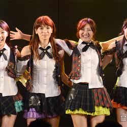 左から:藤江れいな、秋元才加、宮澤佐江、松井咲子(C)AKS