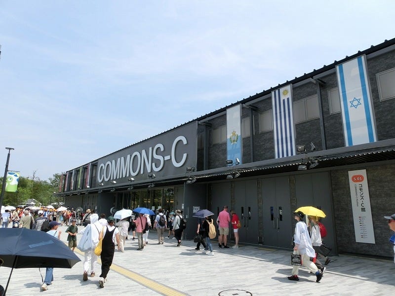 多くの国が共同で出展している、にぎやかで楽しいコモンズ館。たくさんのお土産やスタンプも