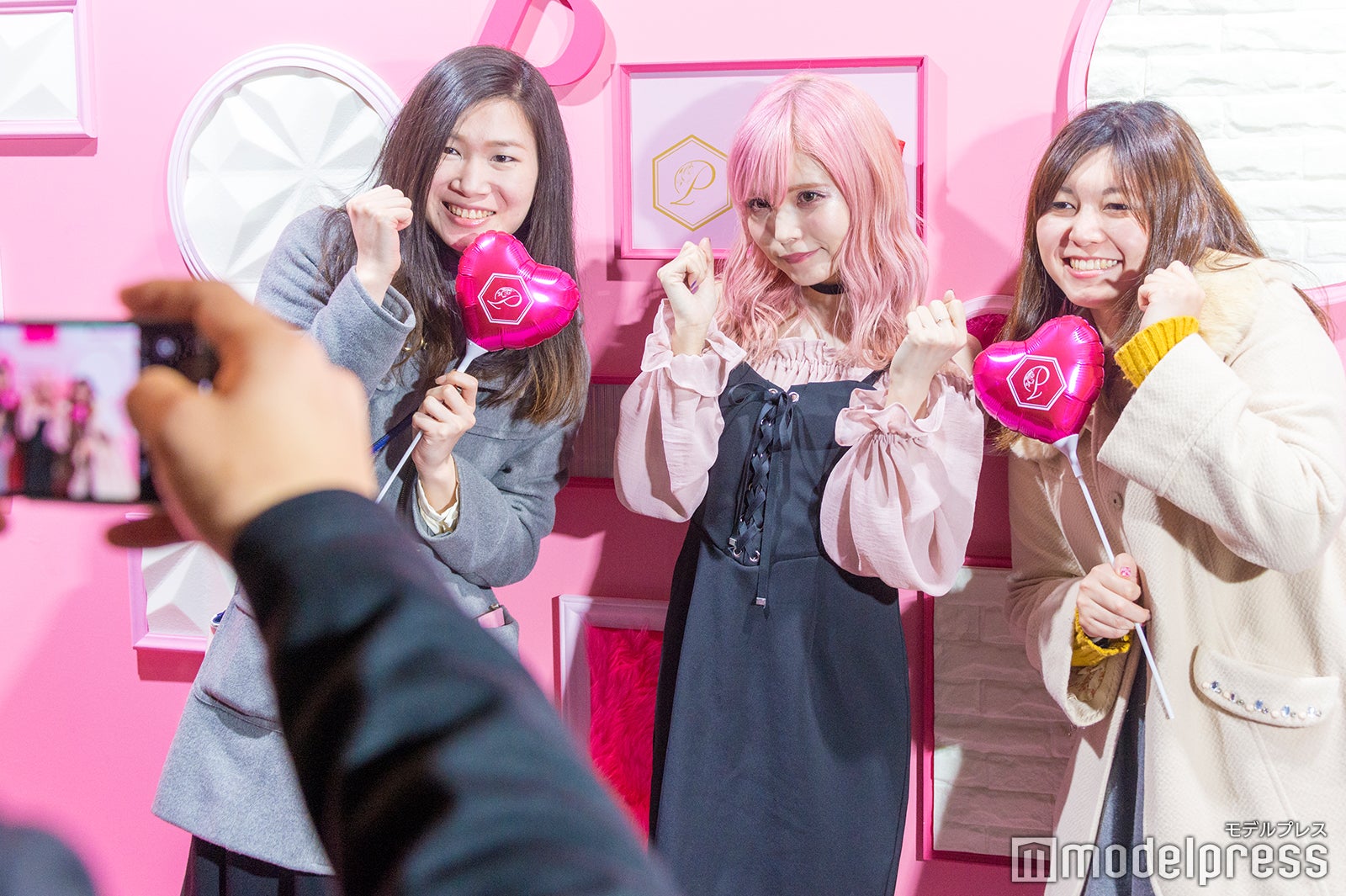 ファンとの交流を楽しむ益若つばさ（C）モデルプレス