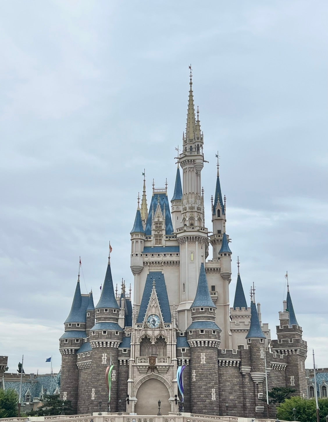 真帆「念願の初1人ディズニー」（提供写真）