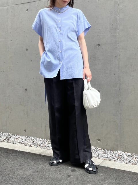 レディース ワイドパンツ コーディネート 夏 レディース コーディネート コーデ 着こなし おすすめ オススメ トレンド コツ おしゃれ お洒落 オシャレ 2022 夏 ワイドパンツ パンツ パンツコーデ 黒パンツ ブラウス 黒 ブラック ブルー グルカサンダル サンダル 靴下