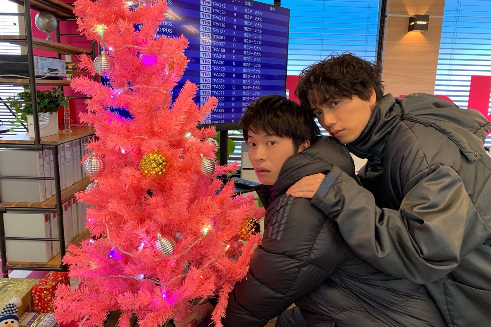 山崎育三郎、田中圭を“春っぴ”呼び「いつも真っ直ぐでオープンな人」密着ショットに「可愛すぎ」「期待しかない」の声