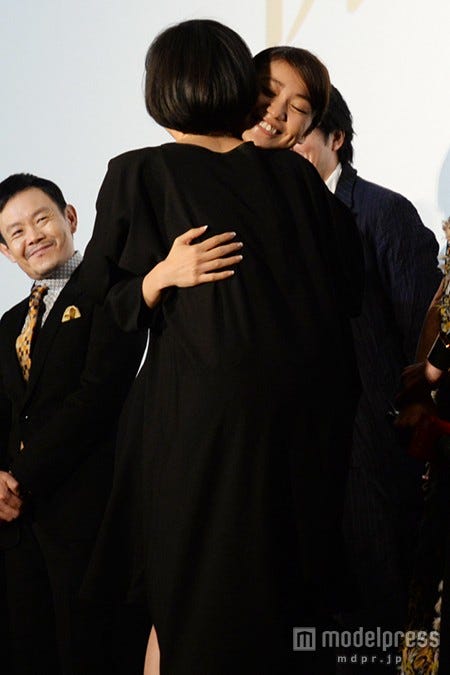 抱擁する大島優子と小林聡美