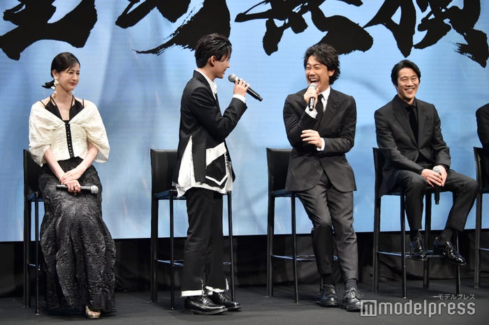 撮影でふんどし一丁だった長尾謙杜に「長尾無頼が映っているかも」と呼びかける大泉洋に「やめてください(笑)」と慌てる長尾謙杜(C)モデルプレス