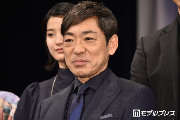 香川照之、茶髪×ロン毛姿で子どもと2ショット 近影公開に驚きの声「激変」「びっくりした」