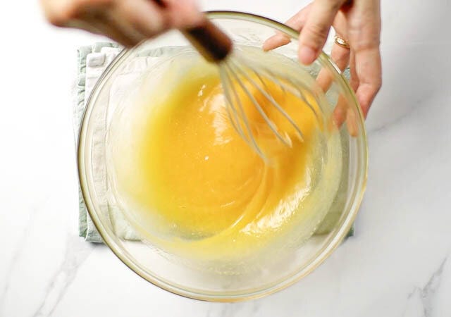 卵を加えて生地がまとまってツヤが出てとろっとした感じになるまで混ぜる