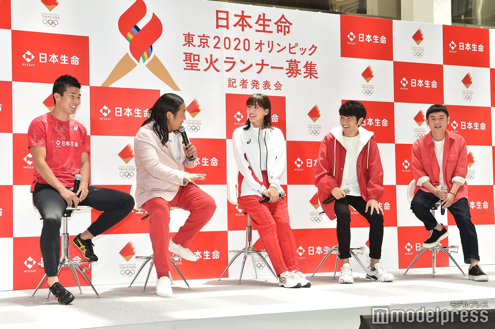 （左から）桐生祥秀選手、秋山竜次、綾瀬はるか、北川悠仁、岩沢厚治（C）モデルプレス