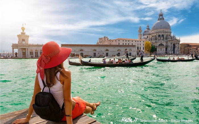 ヴェネツィア 運河沿いには他にも美しい教会や建物が並ぶ／提供画像