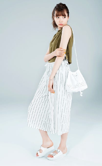 pullover/¥2,990、wide pants/¥4,990、bag/¥3,990、bangle/¥1,990、sandals/¥4,990(earth music&ecology)(C)TOPLOG