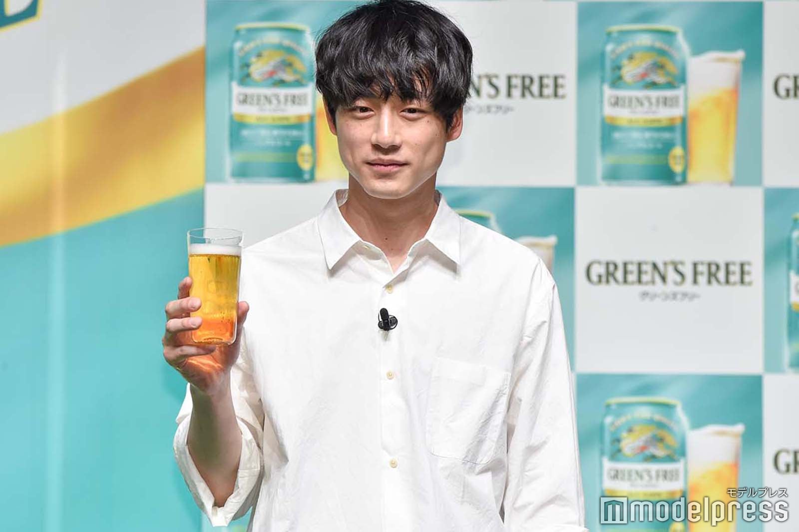 新商品を手に持つ坂口健太郎 （C）モデルプレス