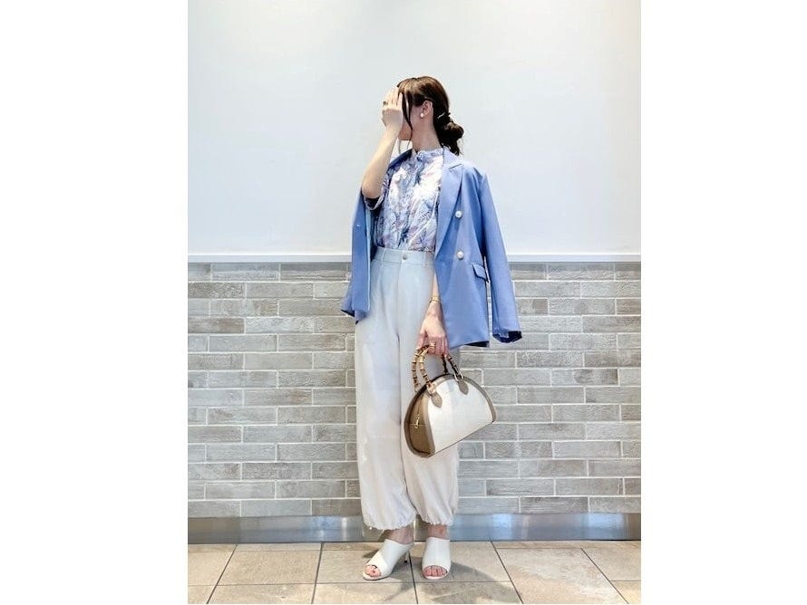 きれいめジャケットを羽織った大人のカーゴパンツコーデ　出典：WEAR