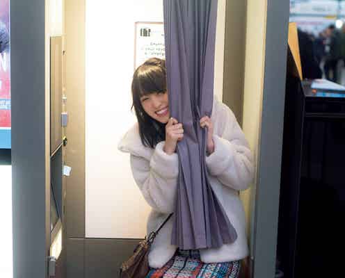 欅坂46菅井友香、可愛さ爆発の“ひょっこり”