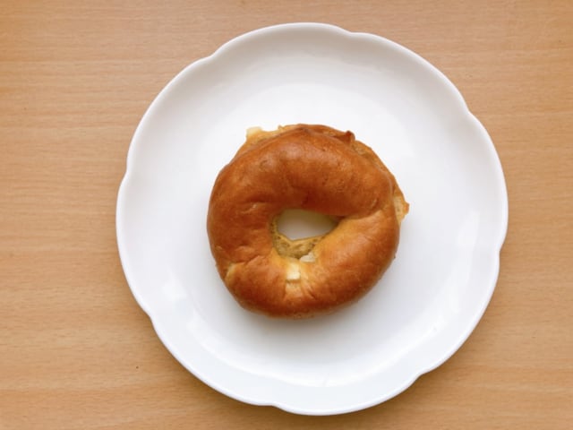 ベーグル生地はもっちり食感でおいしい♡