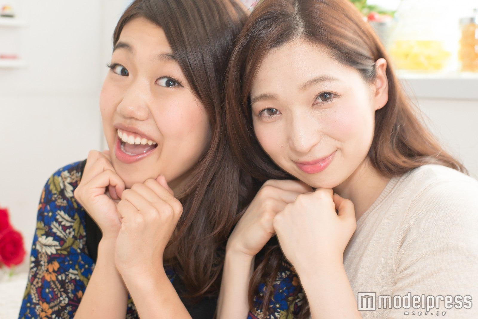 （左から）横澤夏子、鶴愛佳（C）モデルプレス