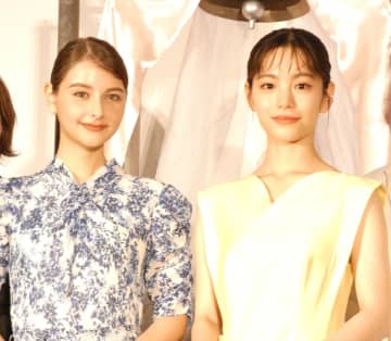 當真あみ＆嵐莉菜 まるでパリ！華やかドレスで会場彩る “お酢直飲み”の衝撃告白も