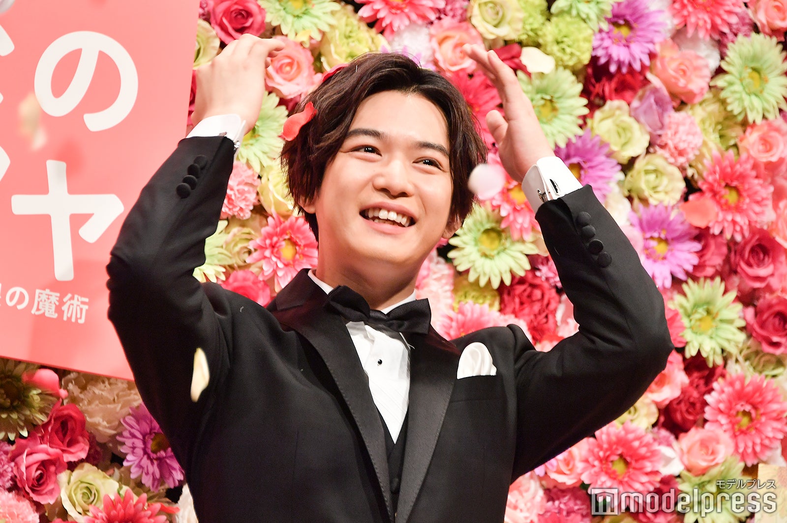 花びらを払う千葉雄大 （C）モデルプレス