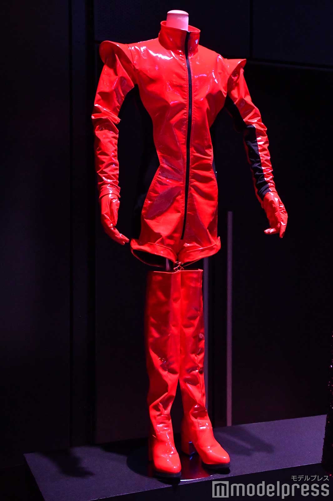 「氷川きよし デビュー満20年記念 氷川きよし衣裳展」ショートパンツとニーハイブーツで太ももを露出した赤のボディスーツ （C）モデルプレス