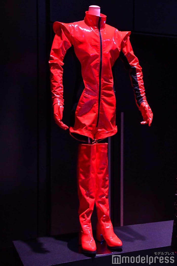 「氷川きよし デビュー満20年記念 氷川きよし衣裳展」ショートパンツとニーハイブーツで太ももを露出した赤のボディスーツ (C)モデルプレス