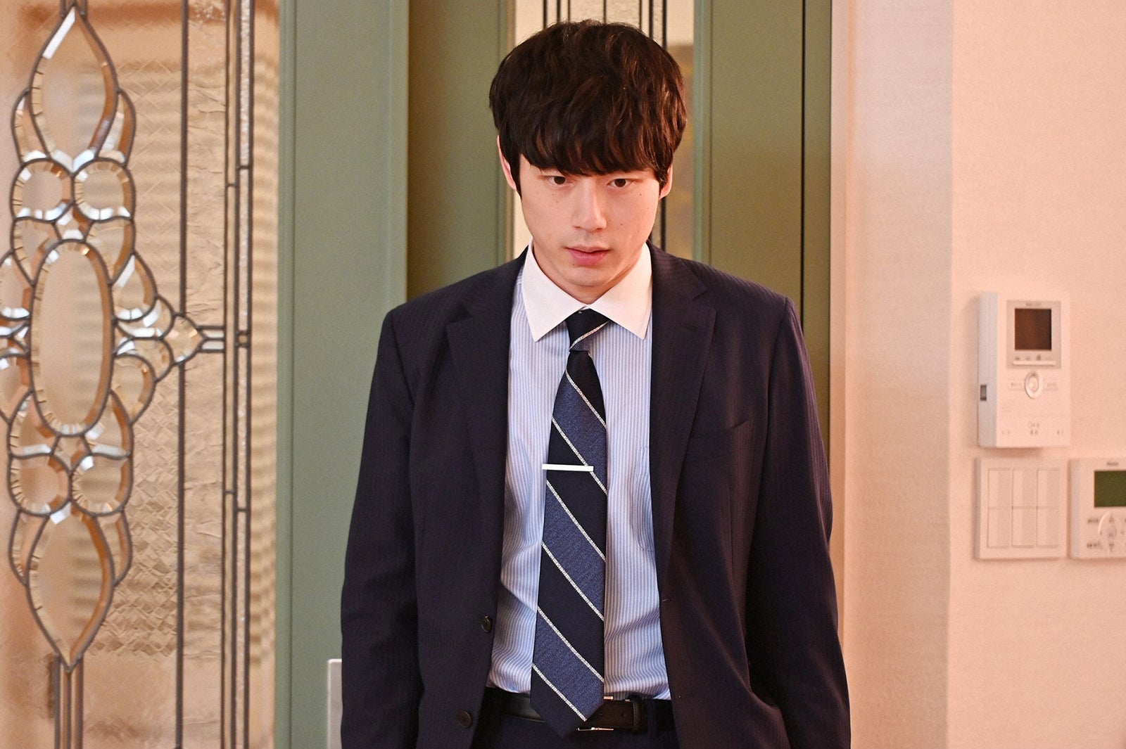 坂口健太郎／「婚姻届に判を捺しただけですが」第6話より（C）TBS